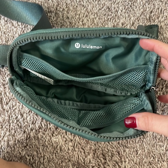 Lululemon belt bag in green - Picture 4 of 5